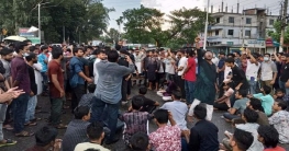 বেরোবি ছাত্র-শিক্ষকের ওপর হামলার প্রতিবাদে মহাসড়ক অবরোধ 